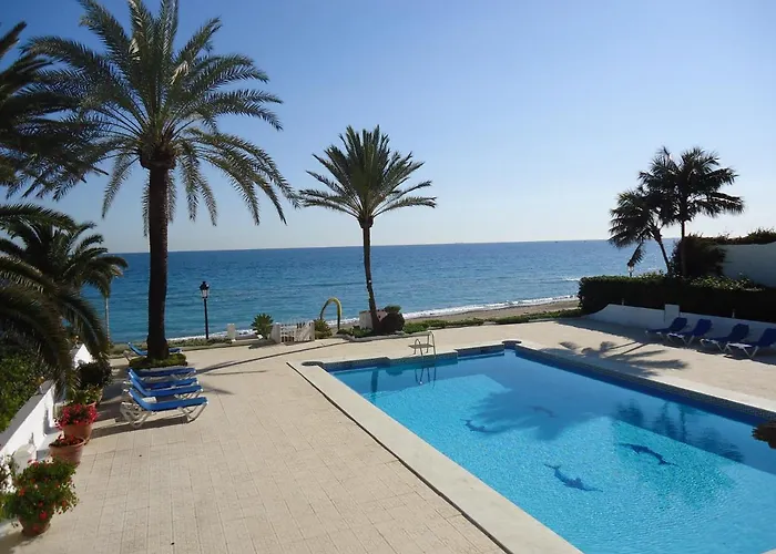 Overlooking , Central, Quiet, Parking, Swimming Pool Villa *
